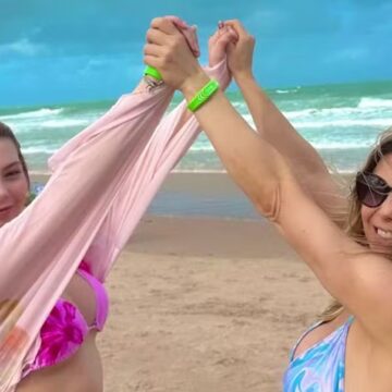 Sheila Mello curte praia durante viagem com a filha ‘sósia’: ‘Estar com quem a gente ama’