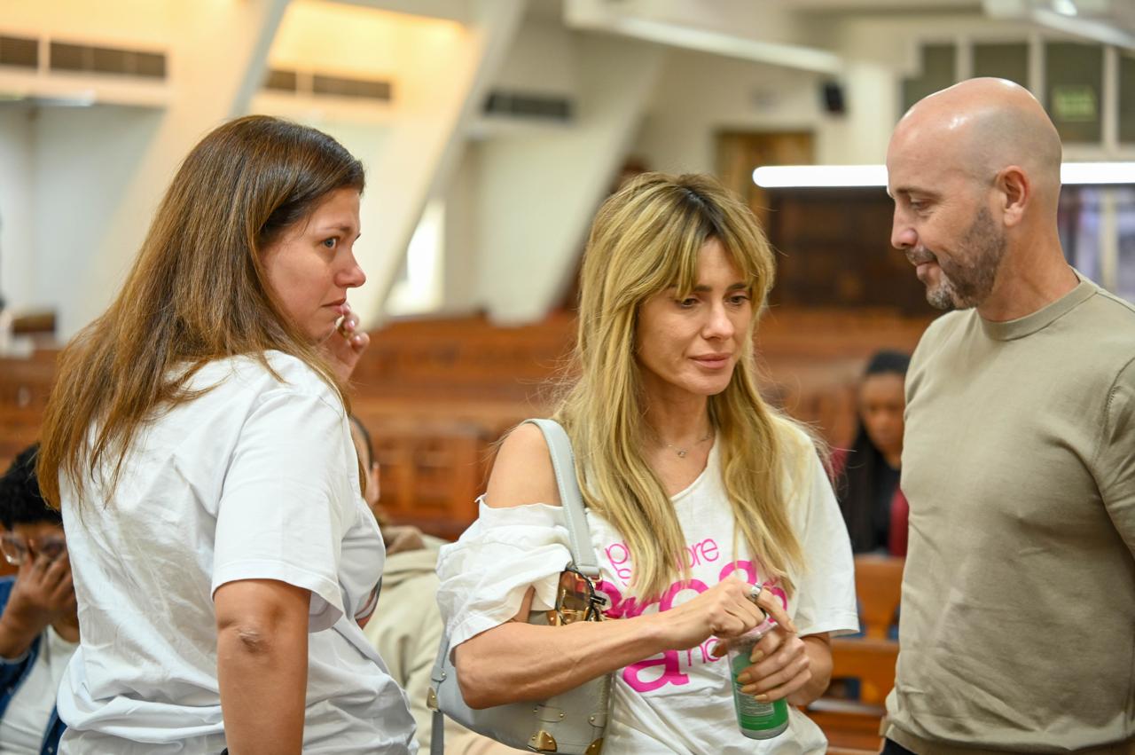 Carolina Dieckmann se emociona em missa de um ano da morte de Preta Gil; veja fotos