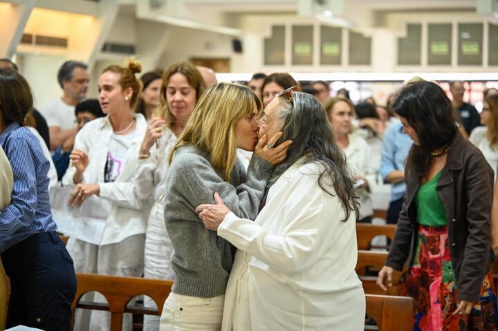 Carolina Dieckmann dá beijo carinhoso em Drão, mãe de Preta Gil, em missa de um ano de morte da cantora