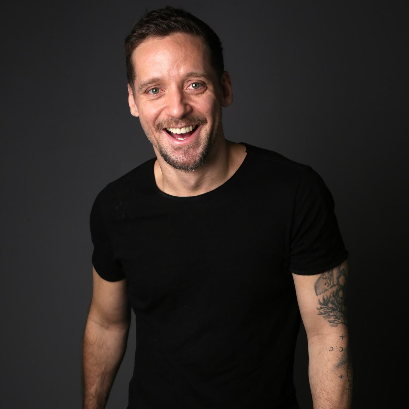 Sucesso na TV e nas redes, Thiago Chagas apresenta comédia ‘Extraviado’ em Salvador
