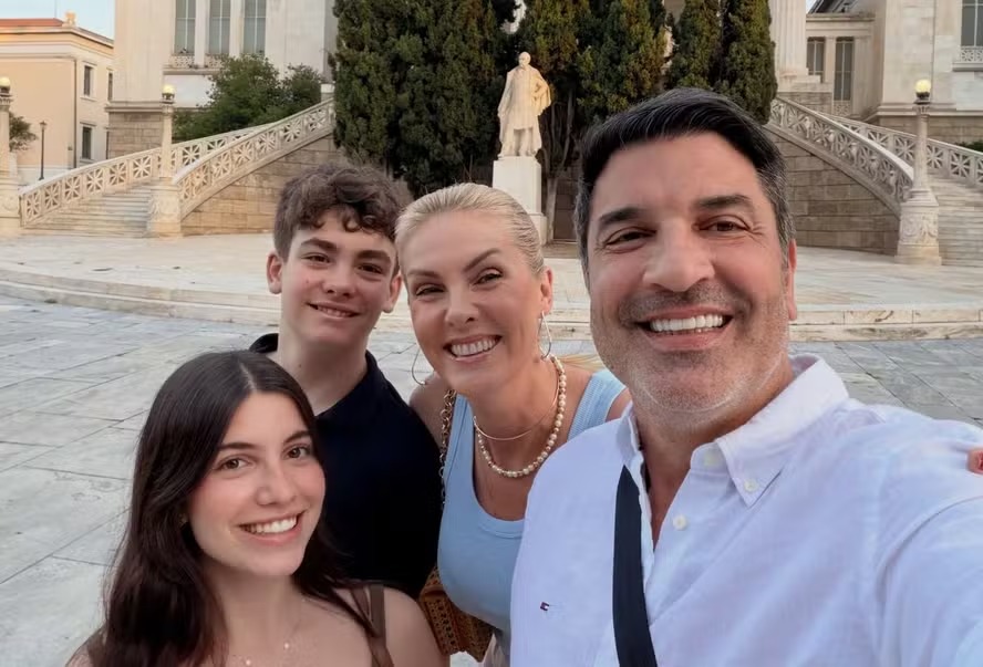 Ana Hickmann curte férias na Grécia ao lado de Edu Guedes, filho e enteada: ‘Maior presente’