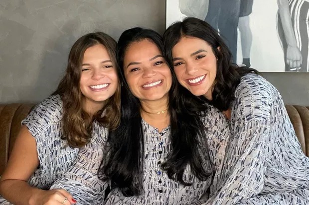 Aos 21 anos, irmã de Bruna Marquezine surge em foto rara ao lado do namorado ator; veja clique