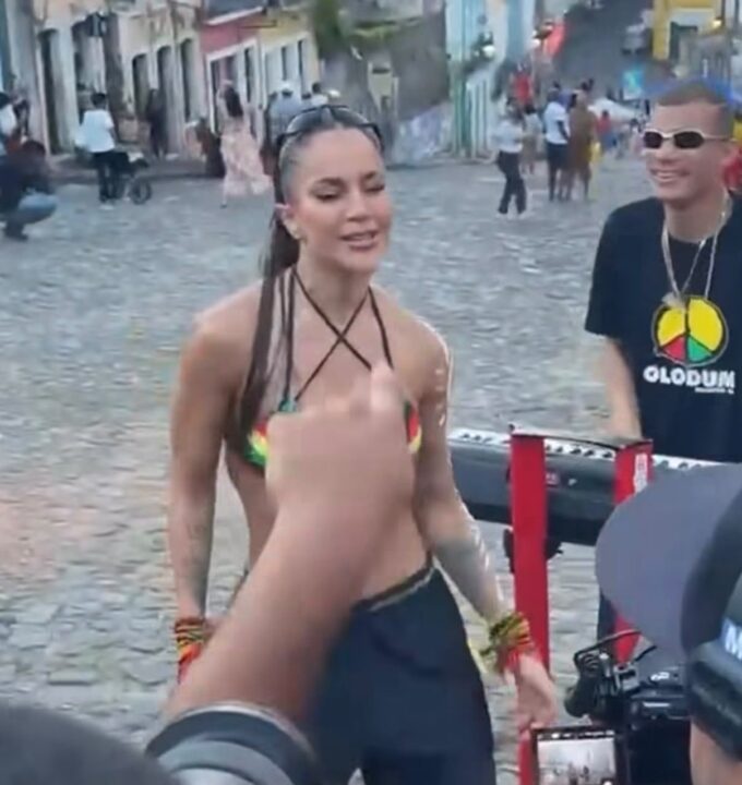 Vestida de Olodum, Michele Andrade grava clipe em Salvador; veja vídeo