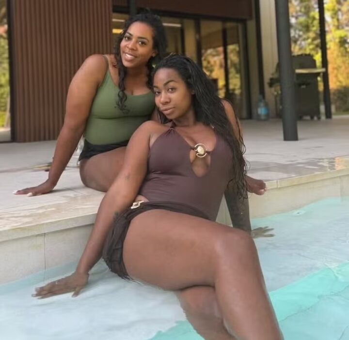 Mãe e irmã de Vini Jr. posam juntas em foto rara na mansão do jogador em Madri