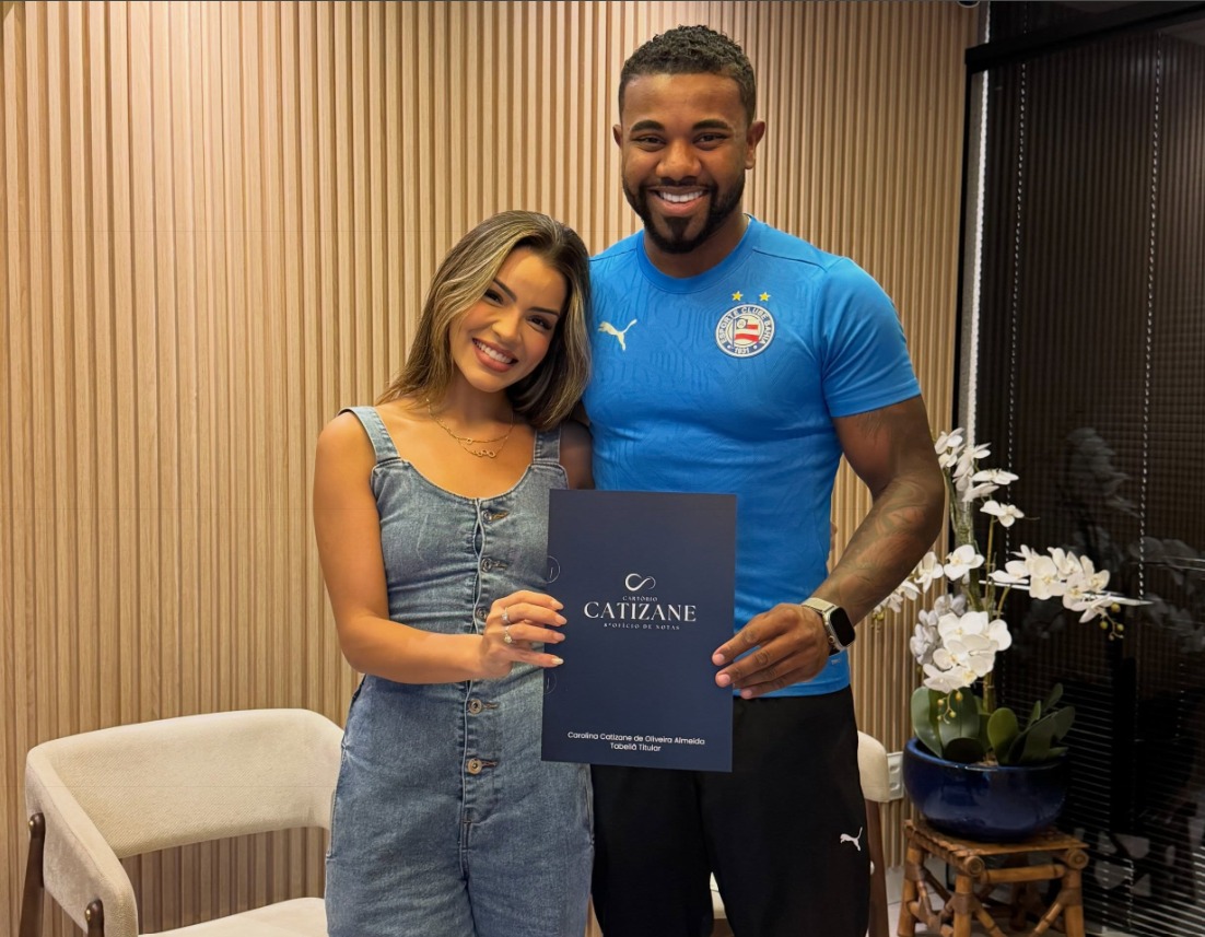 Vestindo camisa do Bahia, Davi Brito se casa com Emilly Araújo um mês após assumir namoro