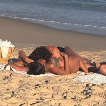 Bruna Marquezine e Shawn Mendes são flagrados em momento íntimo na praia