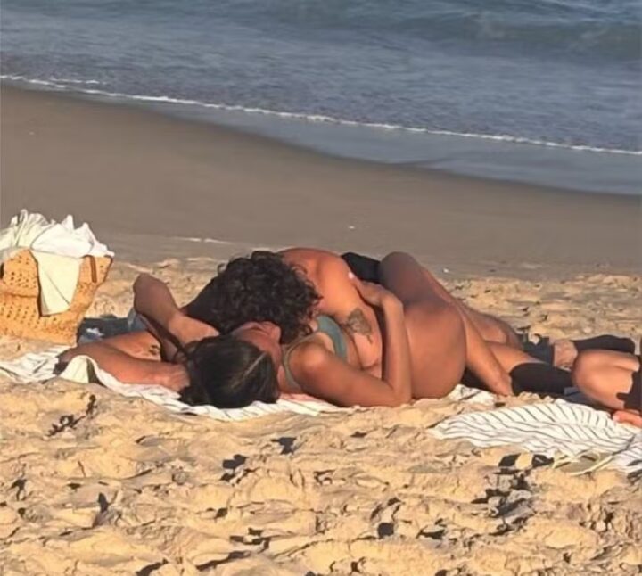 Bruna Marquezine e Shawn Mendes são flagrados em momento íntimo na praia
