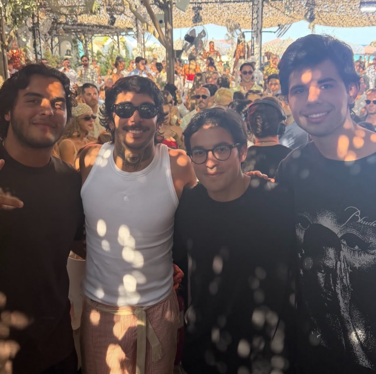 Em Saint-Tropez, Marcelo Sangalo curte balada de DJ famoso ao lado de familiares