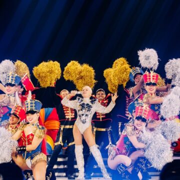 Xuxa emociona 50 mil fãs na estreia de “O Último Voo da Nave”; veja como foi o show