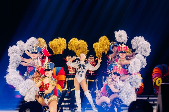 Xuxa emociona 50 mil fãs na estreia de “O Último Voo da Nave”; veja como foi o show