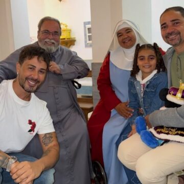 Carlinhos Maia faz surpresa para menina que viralizou ao falar de perda da mãe para repórter em telejornal