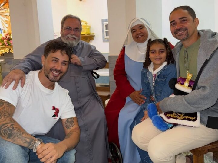 Carlinhos Maia faz surpresa para menina que viralizou ao falar de perda da mãe para repórter em telejornal