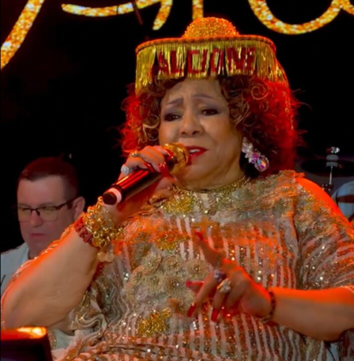 Susto! Alcione se desequilibra e cai durante show no Maranhão