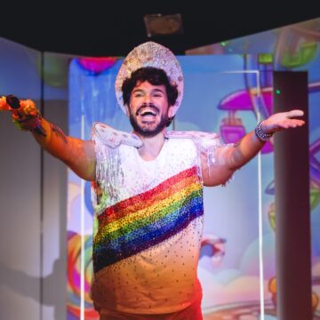 Espetáculo sobre acolhimento LGBT+ volta em cartaz no Teatro SESI Rio Vermelho