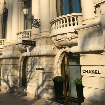 Polícia italiana faz buscas nas sedes de Chanel, Bulgari e outras grifes por suspeita de exploração trabalhista