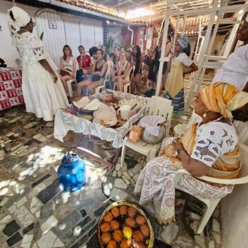 Estudantes franceses conhecem culinária de terreiro durante intercâmbio em Salvador