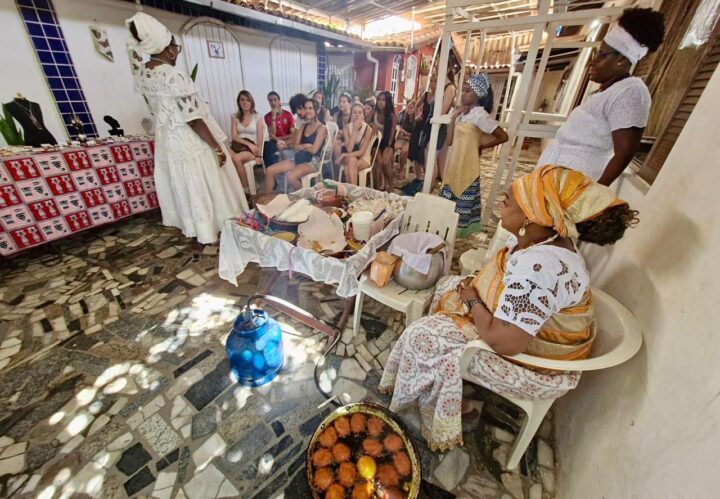 Estudantes franceses conhecem culinária de terreiro durante intercâmbio em Salvador