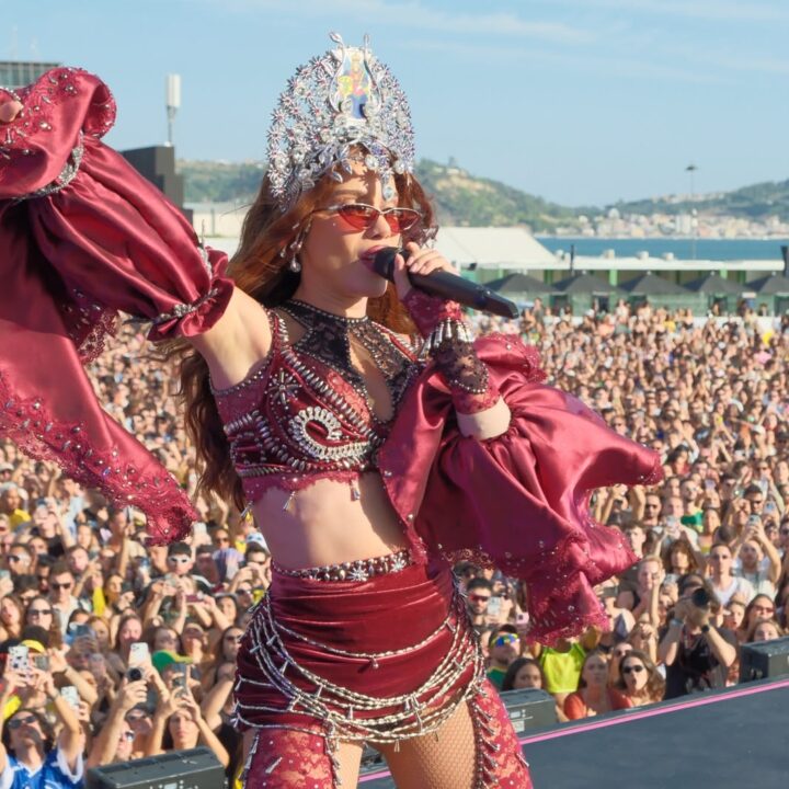 Anitta estreia Ensaios em Portugal e leva multidão ao delírio em Lisboa