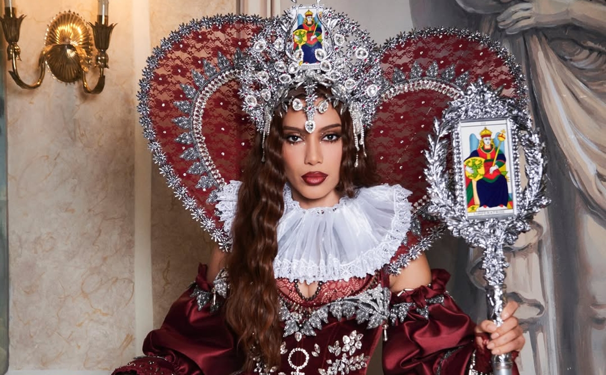 Anitta surge como imperatriz para estreia de turnê na Europa; veja fotos