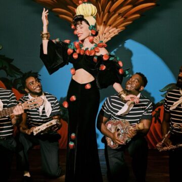 Anitta se transforma em Carmen Miranda para nova era de EQUILIBRIVM