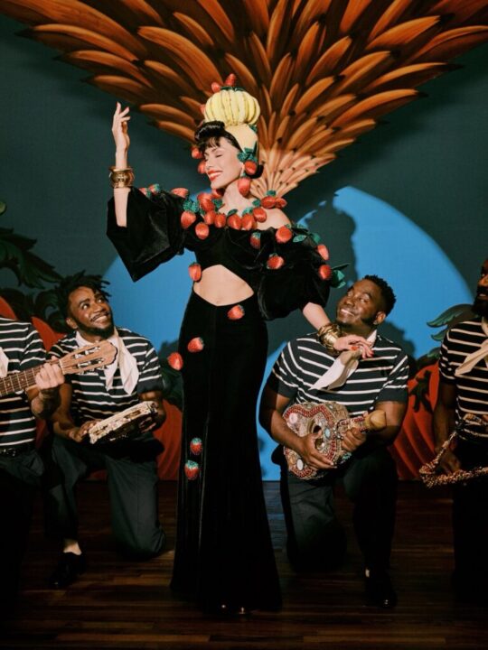 Anitta se transforma em Carmen Miranda para nova era de EQUILIBRIVM