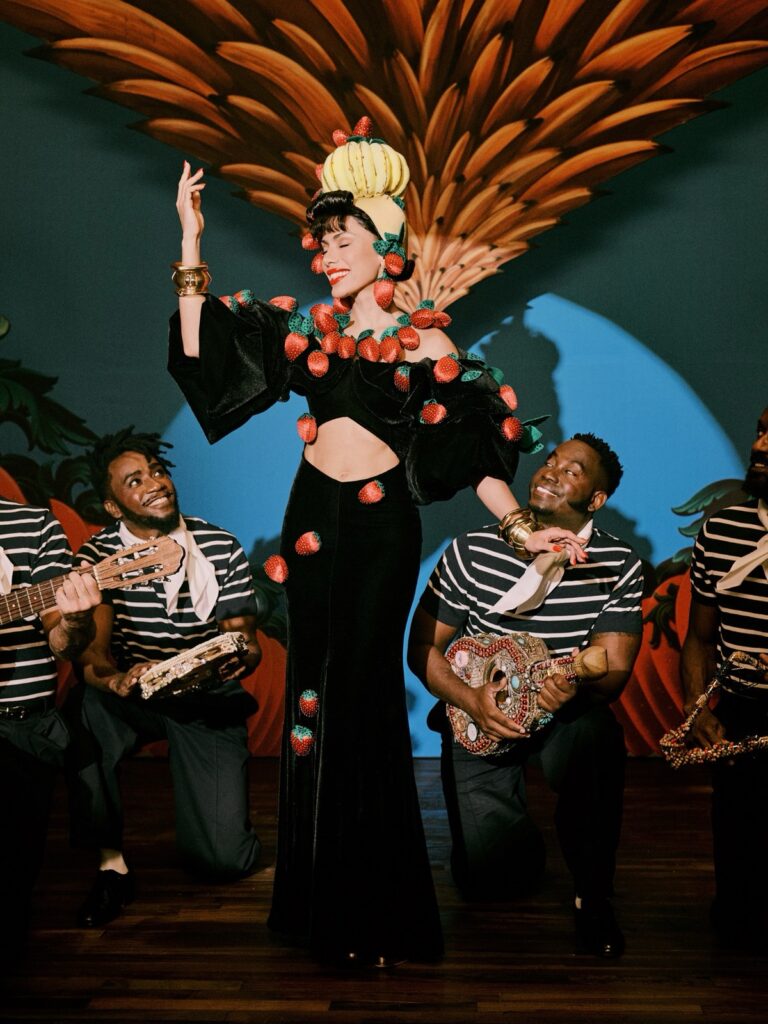 Anitta se transforma em Carmen Miranda para nova era de EQUILIBRIVM