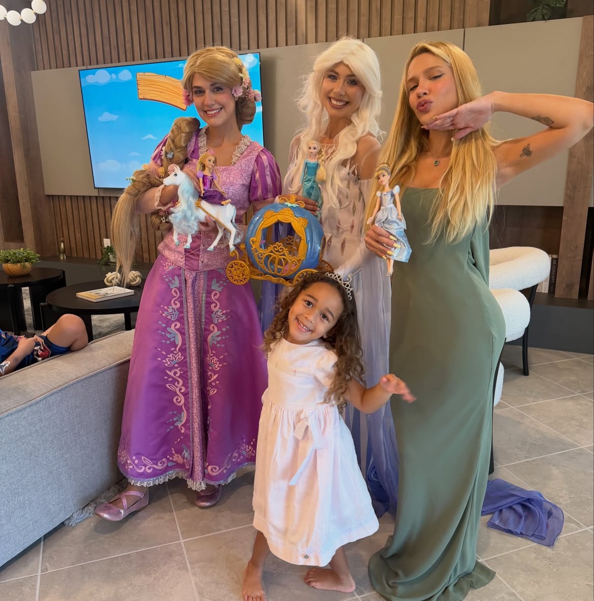 Karoline Lima comemora aniversário da filha com Militão em festinha com princesas nos EUA