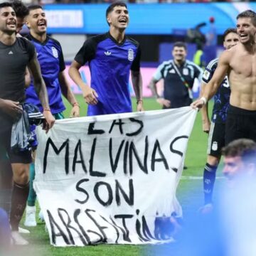 Fifa confirma investigação, e Argentina pode ser punida por faixa das Malvinas na Copa