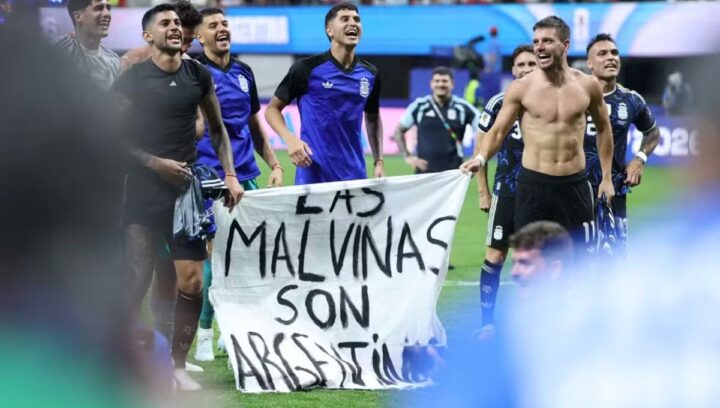 Fifa confirma investigação, e Argentina pode ser punida por faixa das Malvinas na Copa