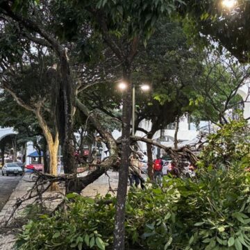 Duas pessoas morrem em desabamento após fortes ventos no Rio de Janeiro