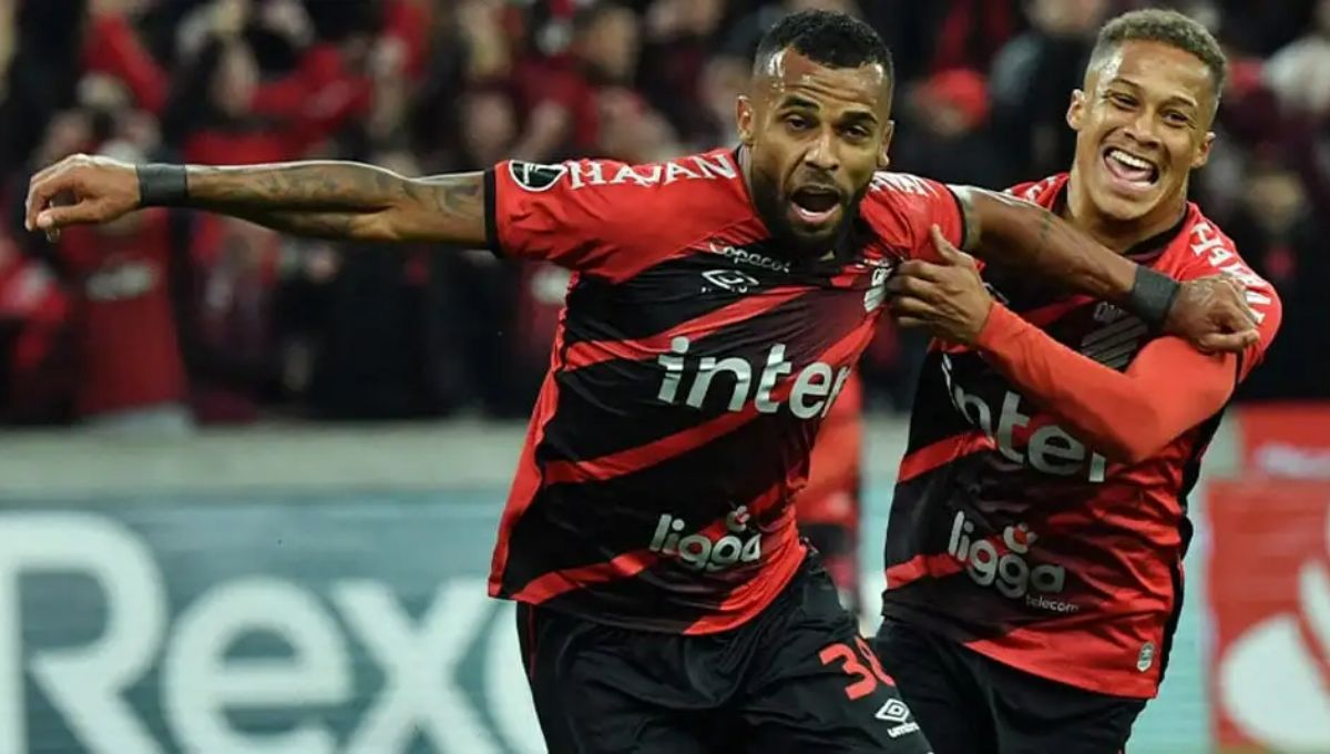 Athletico-PR vira sobre o São Paulo em cinco minutos e assume terceiro lugar