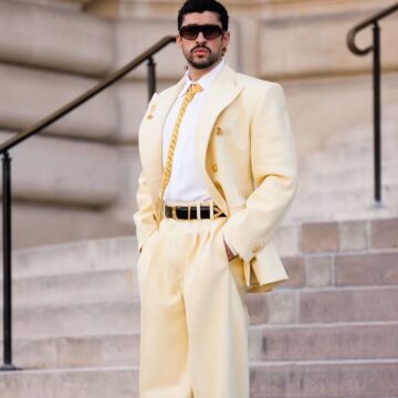 Bad Bunny chama atenção com look da Schiaparelli na abertura da alta-costura de Paris