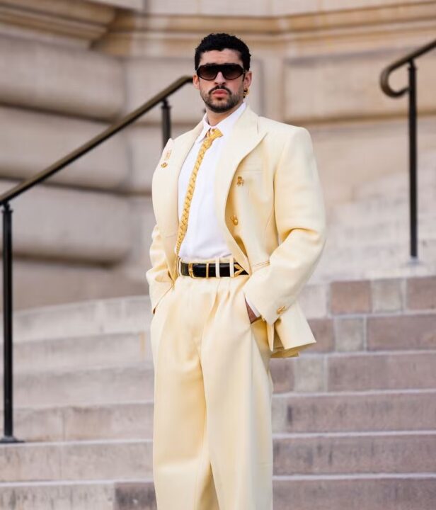 Bad Bunny chama atenção com look da Schiaparelli na abertura da alta-costura de Paris