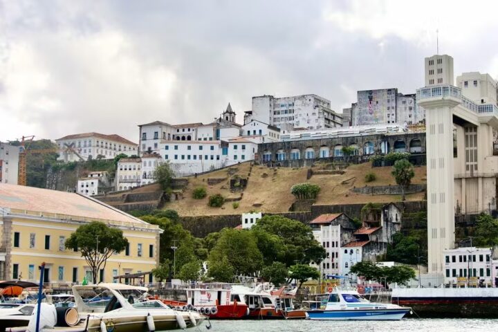 Chuva, baixa umidade e ventos fortes marcam previsão do tempo na Bahia neste fim de semana