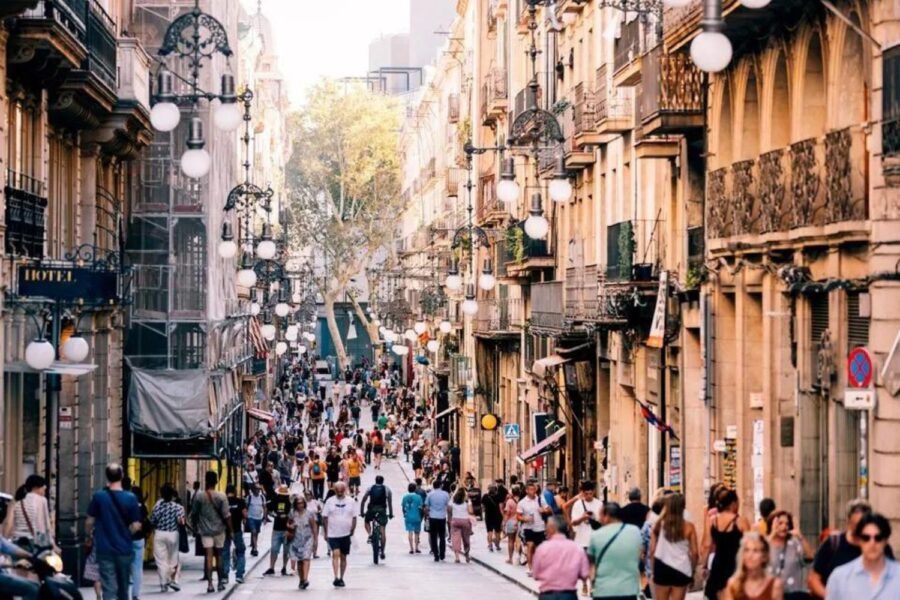 Barcelona fixa limite de turistas e quer receber até 16 milhões de visitantes por ano