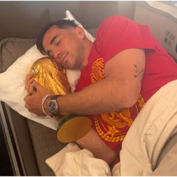 Jogador da Espanha diverte ao dormir com troféu da Copa do Mundo: ‘Não perturbe’