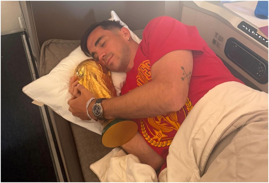 Jogador da Espanha diverte ao dormir com troféu da Copa do Mundo: ‘Não perturbe’