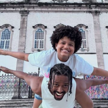Ex-BBB Leando Boneco se diverte com filha em frente à Basílica Senhor do Bonfim