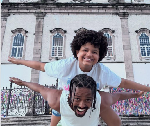 Ex-BBB Leando Boneco se diverte com filha em frente à Basílica Senhor do Bonfim