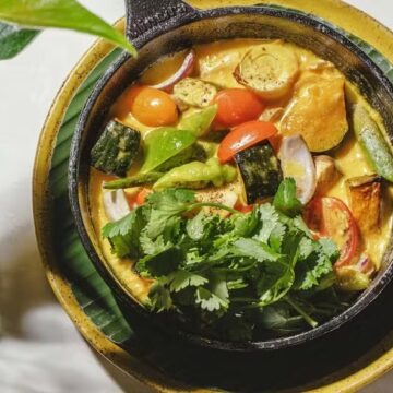 Aprenda a preparar moqueca vegana com abóbora, palmito, cogumelos e quiabo
