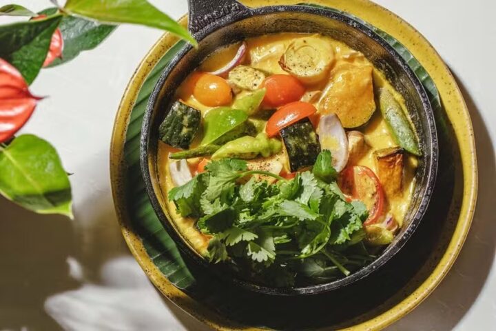 Aprenda a preparar moqueca vegana com abóbora, palmito, cogumelos e quiabo