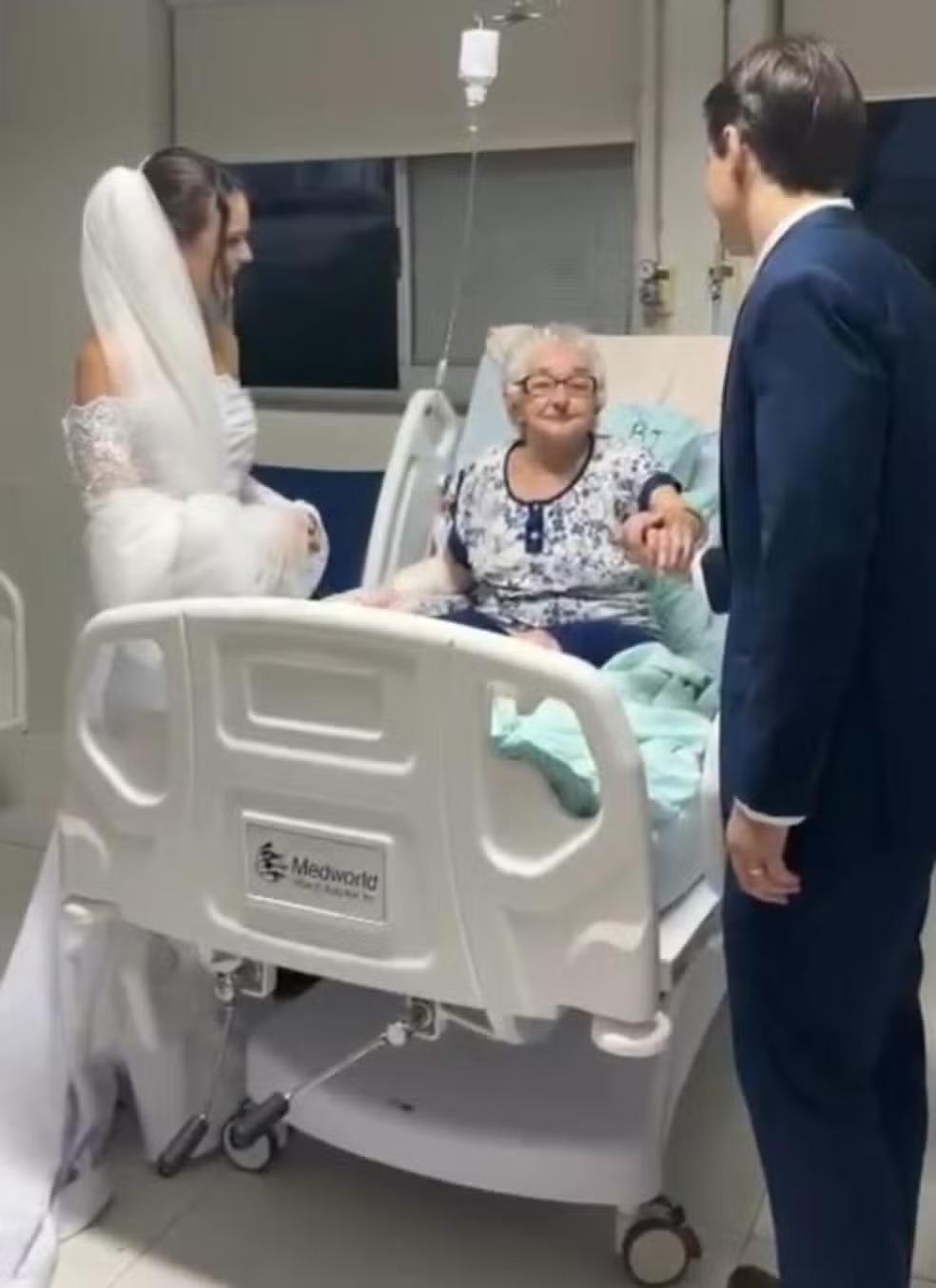 Noiva sai da igreja para visitar avó internada em hospital após casamento em MG; assista
