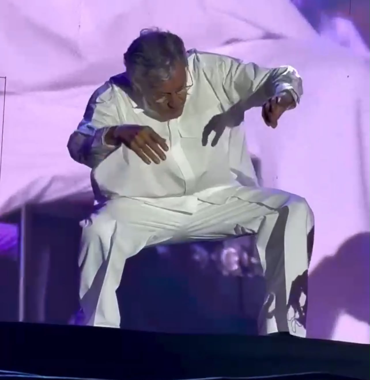 Aos 83 anos, Caetano Veloso dança no palco durante show em festival de Brasília; veja vídeo