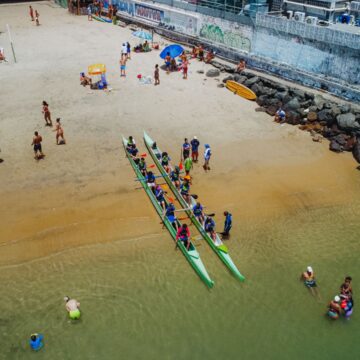 Praia da Preguiça recebe circuito que une treino funcional e remo em canoas havaianas