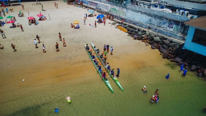 Praia da Preguiça recebe circuito que une treino funcional e remo em canoas havaianas