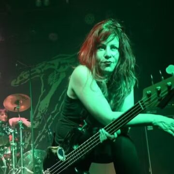 Jennifer Finch, baixista da banda L7, morre aos 59 anos após lutar contra câncer no cérebro