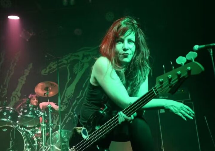 Jennifer Finch, baixista da banda L7, morre aos 59 anos após lutar contra câncer no cérebro