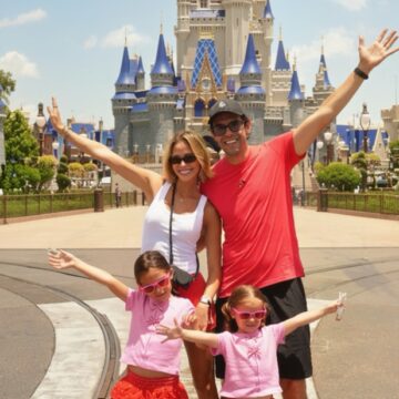 Carol Leite abre álbum de fotos de férias com Kaká na Disney