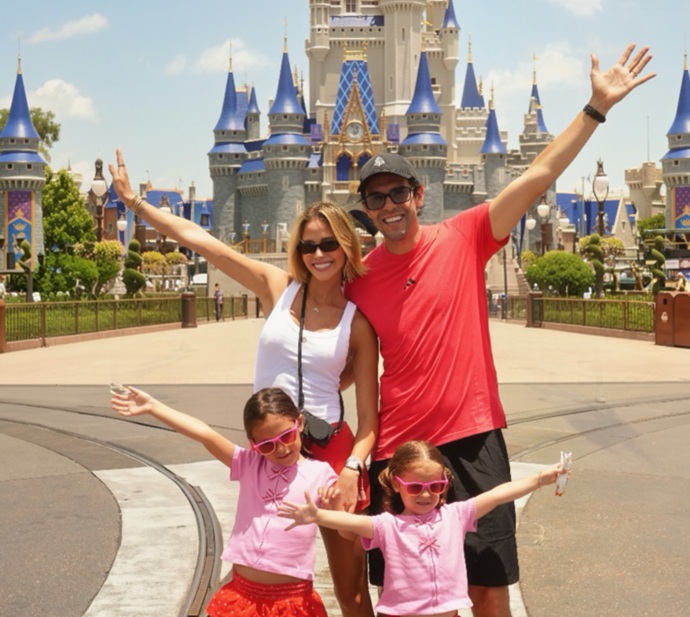 Carol Leite abre álbum de fotos de férias com Kaká na Disney