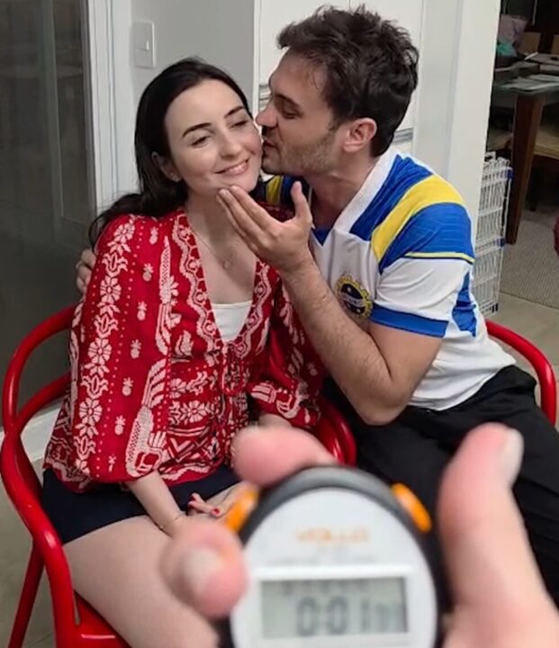 Casal brasileiro entra para o livro dos recordes com maior número de beijos em 30 segundos